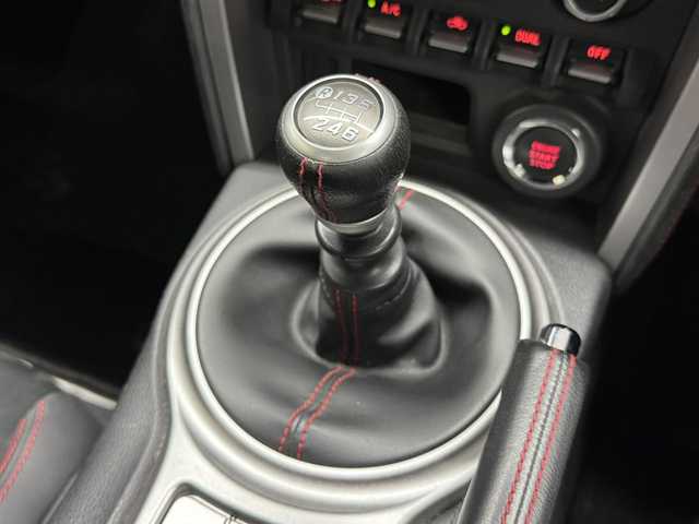 トヨタ ８６ GT リミテッド 三重県 2012(平24)年 2.8万km ライトニングレッド プレミアムガソリン/FR/6F/純正 7インチナビ NSZT-W62G/（AM/FM/CD/DVD/SD/SDREC/TV/DS/Bluetooth）/ETC/モデリスタエアロ（F/S/R）/［TRD］エアロスタビライジングカバー（リヤガラスとトランクドアの間を埋めるパーツ）/ルーフスポイラー［社外品：Grazio&Co.（グラージオ・アンド・シーオー）］/トランクスポイラー［GT Limited標準装備］/安全/・ABS/・VSC（ビークル・スタビリティ・コントロール）/・トラクションコントロール（TRACK機能付）/・ヒルスタートアシスト/・緊急ブレーキシグナル/・SRS 運転席・助手席＋サイド＋カーテンシールドエアバッグ/装備/・ハーフレザーシート（本革×アルカンターラ）/・シートヒーター（D/N）/・左右独立オートエアコン/・コンライト（ヘッドライト自動点灯・自動消灯システム）/・LEDヘッドランプ/・フロント（LED）＆リヤフォグランプ/・電動格納ドアミラー/・パワーステアリング/・パワーウインドウ/・プッシュスタート/・純正17inAW/・スマートキーx2/など