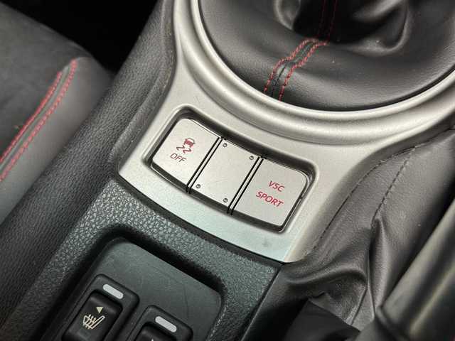 トヨタ ８６ GT リミテッド 三重県 2012(平24)年 2.8万km ライトニングレッド プレミアムガソリン/FR/6F/純正 7インチナビ NSZT-W62G/（AM/FM/CD/DVD/SD/SDREC/TV/DS/Bluetooth）/ETC/モデリスタエアロ（F/S/R）/［TRD］エアロスタビライジングカバー（リヤガラスとトランクドアの間を埋めるパーツ）/ルーフスポイラー［社外品：Grazio&Co.（グラージオ・アンド・シーオー）］/トランクスポイラー［GT Limited標準装備］/安全/・ABS/・VSC（ビークル・スタビリティ・コントロール）/・トラクションコントロール（TRACK機能付）/・ヒルスタートアシスト/・緊急ブレーキシグナル/・SRS 運転席・助手席＋サイド＋カーテンシールドエアバッグ/装備/・ハーフレザーシート（本革×アルカンターラ）/・シートヒーター（D/N）/・左右独立オートエアコン/・コンライト（ヘッドライト自動点灯・自動消灯システム）/・LEDヘッドランプ/・フロント（LED）＆リヤフォグランプ/・電動格納ドアミラー/・パワーステアリング/・パワーウインドウ/・プッシュスタート/・純正17inAW/・スマートキーx2/など