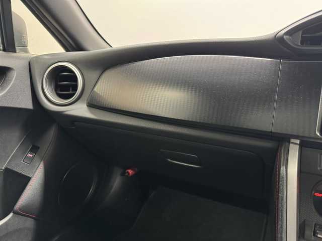 トヨタ ８６ GT リミテッド 三重県 2012(平24)年 2.8万km ライトニングレッド プレミアムガソリン/FR/6F/純正 7インチナビ NSZT-W62G/（AM/FM/CD/DVD/SD/SDREC/TV/DS/Bluetooth）/ETC/モデリスタエアロ（F/S/R）/［TRD］エアロスタビライジングカバー（リヤガラスとトランクドアの間を埋めるパーツ）/ルーフスポイラー［社外品：Grazio&Co.（グラージオ・アンド・シーオー）］/トランクスポイラー［GT Limited標準装備］/安全/・ABS/・VSC（ビークル・スタビリティ・コントロール）/・トラクションコントロール（TRACK機能付）/・ヒルスタートアシスト/・緊急ブレーキシグナル/・SRS 運転席・助手席＋サイド＋カーテンシールドエアバッグ/装備/・ハーフレザーシート（本革×アルカンターラ）/・シートヒーター（D/N）/・左右独立オートエアコン/・コンライト（ヘッドライト自動点灯・自動消灯システム）/・LEDヘッドランプ/・フロント（LED）＆リヤフォグランプ/・電動格納ドアミラー/・パワーステアリング/・パワーウインドウ/・プッシュスタート/・純正17inAW/・スマートキーx2/など