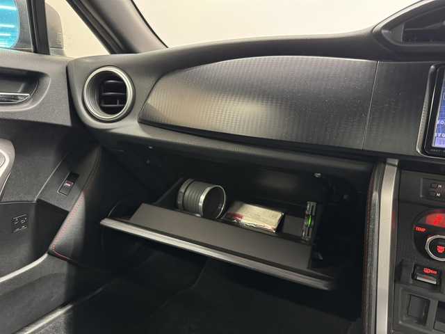 トヨタ ８６ GT リミテッド 三重県 2012(平24)年 2.8万km ライトニングレッド プレミアムガソリン/FR/6F/純正 7インチナビ NSZT-W62G/（AM/FM/CD/DVD/SD/SDREC/TV/DS/Bluetooth）/ETC/モデリスタエアロ（F/S/R）/［TRD］エアロスタビライジングカバー（リヤガラスとトランクドアの間を埋めるパーツ）/ルーフスポイラー［社外品：Grazio&Co.（グラージオ・アンド・シーオー）］/トランクスポイラー［GT Limited標準装備］/安全/・ABS/・VSC（ビークル・スタビリティ・コントロール）/・トラクションコントロール（TRACK機能付）/・ヒルスタートアシスト/・緊急ブレーキシグナル/・SRS 運転席・助手席＋サイド＋カーテンシールドエアバッグ/装備/・ハーフレザーシート（本革×アルカンターラ）/・シートヒーター（D/N）/・左右独立オートエアコン/・コンライト（ヘッドライト自動点灯・自動消灯システム）/・LEDヘッドランプ/・フロント（LED）＆リヤフォグランプ/・電動格納ドアミラー/・パワーステアリング/・パワーウインドウ/・プッシュスタート/・純正17inAW/・スマートキーx2/など