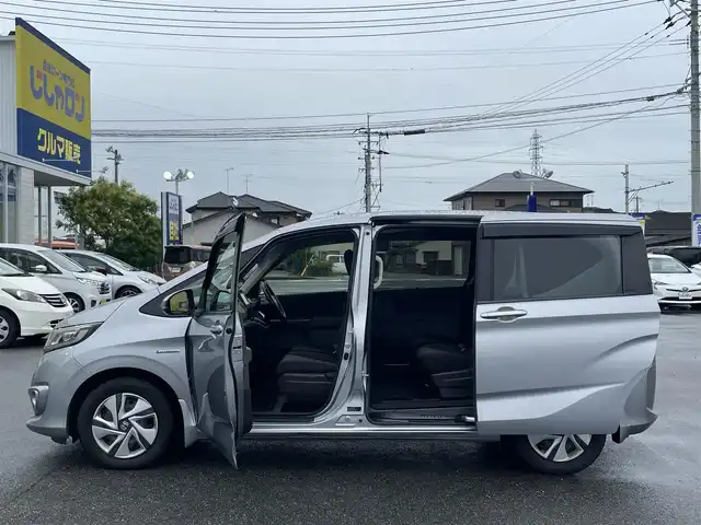 ホンダ フリード ハイブリット G ホンダセンシング 佐賀県 2017(平29)年 10.9万km ルナシルバーM こちらは現金またはオートローンご利用時の価格です。/自社ローンご希望の方は別途その旨お申付け下さい/禁煙車/純正ナビVXM-174VFi（ＣＤ・ＤＶＤ・フルセグ・ＢＴ・ＳＤ）/バックカメラ　/社外前後ドライブレコーダー　/ビルトインＥＴＣ　/両側パワースライドドア　/レーダークルーズコントロール　/衝突軽減ブレーキ　/レーンキープアシスト/横滑り防止/先行車発進お知らせ/車線逸脱警報/アイドリングストップ/純正フロアマット/オートライト/HIDライト/フォグライト/スマートキー/プッシュスタート/スペアキー1本/保証書