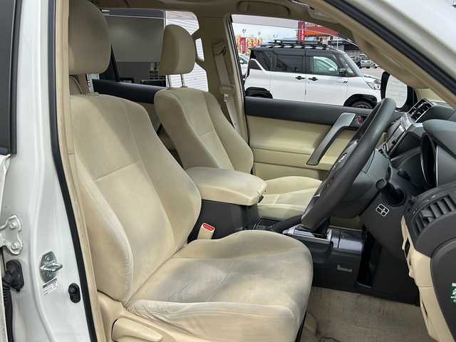 トヨタ ランドクルーザー プラド TX 富山県 2016(平28)年 6.3万km ホワイトパールクリスタルシャイン 〇4WD/〇ムーンルーフ/〇純正ナビ/〇フルセグTV/〇バックモニター/〇ビルトインETC/〇ドライブレコーダー/〇クリアランスソナー/〇横滑り防止装置/〇純正LEDヘッドランプ/〇オートライト/〇オートエアコン/〇ベージュファブリックシート/〇レーザーレーダー探知機/〇社外17インチアルミホイール/〇スマートキー/〇プッシュエンジンスタート/〇禁煙車