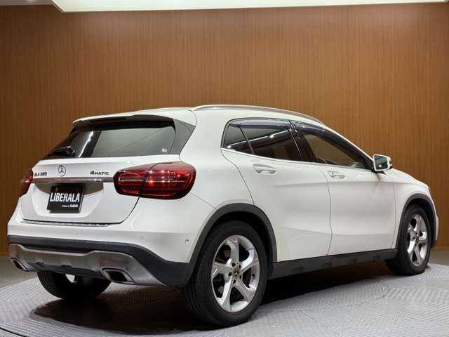 メルセデス・ベンツ ＧＬＡ２２０ 4マチック 千葉県 2017(平29)年 5万km カルサイトホワイト レザーＥＸＣ　/プレミアムＰＫＧ　/パノラマＳＲ　/純正ナビ　/バックカメラ　/ＡＣＣ　/ＢＳＭ　/黒革　/シートヒーター　/メモリーパワーシート　/ｈ／ｋサウンド　/電動リアゲート　/ＬＥＤヘッドライト　/アンビエントライト