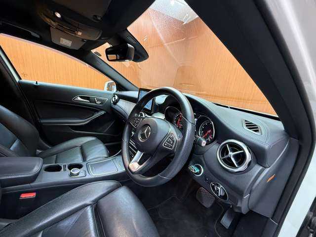 メルセデス・ベンツ ＧＬＡ２２０ 4マチック 千葉県 2017(平29)年 5万km カルサイトホワイト レザーＥＸＣ　/プレミアムＰＫＧ　/パノラマＳＲ　/純正ナビ　/バックカメラ　/ＡＣＣ　/ＢＳＭ　/黒革　/シートヒーター　/メモリーパワーシート　/ｈ／ｋサウンド　/電動リアゲート　/ＬＥＤヘッドライト　/アンビエントライト