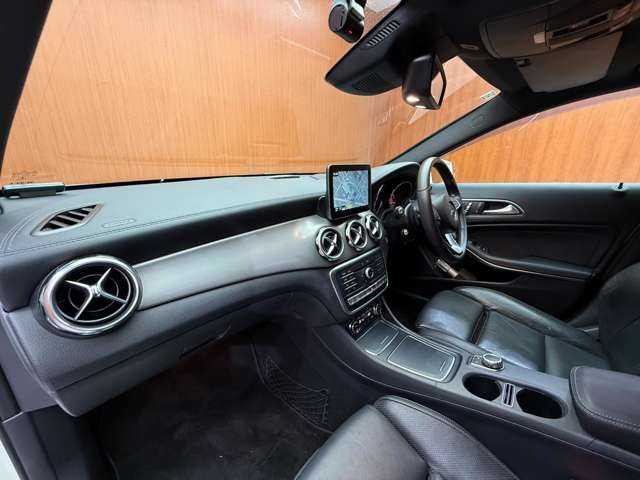 メルセデス・ベンツ ＧＬＡ２２０ 4マチック 千葉県 2017(平29)年 5万km カルサイトホワイト レザーＥＸＣ　/プレミアムＰＫＧ　/パノラマＳＲ　/純正ナビ　/バックカメラ　/ＡＣＣ　/ＢＳＭ　/黒革　/シートヒーター　/メモリーパワーシート　/ｈ／ｋサウンド　/電動リアゲート　/ＬＥＤヘッドライト　/アンビエントライト