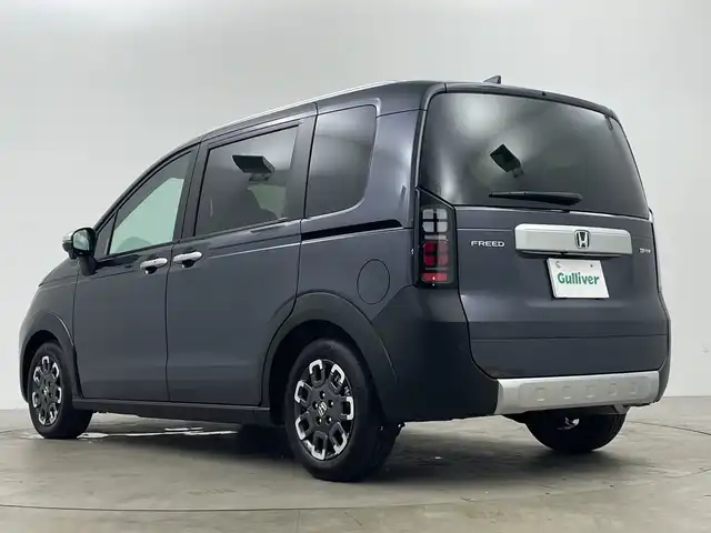 ホンダ フリード ハイブリット e:HEV クロスター 鹿児島県 2025(令7)年 0.1千km メテオロイドグレーメタリック 2列目キャプテンシート/リアクーラー/＝＝＝/ホンダセンシング/●衝突軽減ブレーキ（CMBS）/●先行車発進お知らせ機能/●歩行者事故低減ステアリング/●路外逸脱抑制機能/●標識認識機能/●渋滞追従機能付アダプティブクルーズコントロール（ACC）/●車線維持支援システム（LKAS）/●トラフィックジャムアシスト（渋滞運転支援機能）/●ブラインドスポットインフォメーション/●誤発進抑制機能/●後方誤発進抑制機能/●近距離衝突軽減ブレーキ/●急アクセル抑制機能/●パーキングセンサーシステム/●オートハイビーム/コンフォートビューパッケージ/純正9インチナビ（LXM-242ZFNI）/・Bluetooth/・AppleCarPlay/AndroidAuto/・フルセグTV/バックカメラ/両側パワースライドドア/ハーフレザーシート/前席シートヒーター/革巻きステアリング/LEDヘッドランプ/フォグランプ/オートライト/スマートキー＆プッシュスタート/スペアキー/電動格納ミラー/ルーフレール/純正15インチAW/W/サイド/カーテンエアバッグ
