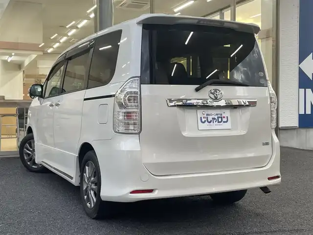 トヨタ ヴォクシー ZS 煌Ⅱ 岐阜県 2012(平24)年 10.8万km ホワイトパールクリスタルシャイン (株)IDOMが運営する【じしゃロン多治見店】の自社ローン専用車両になります。こちらは現金またはオートローンご利用時の価格です。自社ローンご希望の方は別途その旨お申付け下さい。/純正ナビ/（Bluetooth、CD、DVD）/ETC/両側パワースライドドア/MT付AT/ステアリングリモコン/オートライト/ISOFIX