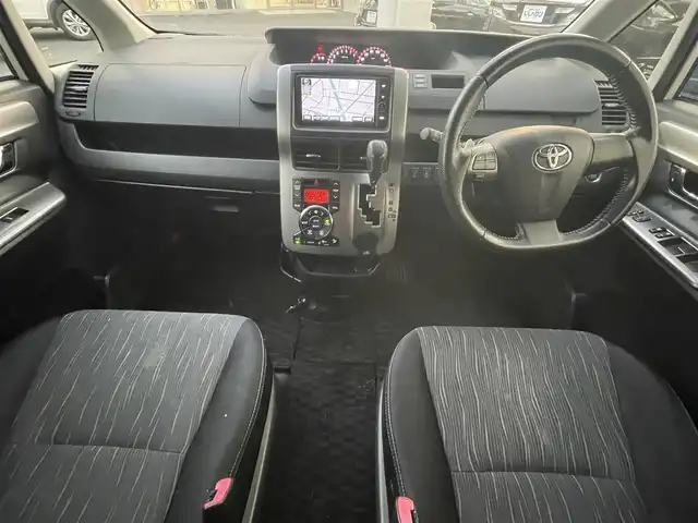 トヨタ ヴォクシー ZS 煌Ⅱ 岐阜県 2012(平24)年 10.8万km ホワイトパールクリスタルシャイン (株)IDOMが運営する【じしゃロン多治見店】の自社ローン専用車両になります。こちらは現金またはオートローンご利用時の価格です。自社ローンご希望の方は別途その旨お申付け下さい。/純正ナビ/（Bluetooth、CD、DVD）/ETC/両側パワースライドドア/MT付AT/ステアリングリモコン/オートライト/ISOFIX