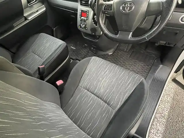 トヨタ ヴォクシー ZS 煌Ⅱ 岐阜県 2012(平24)年 10.8万km ホワイトパールクリスタルシャイン (株)IDOMが運営する【じしゃロン多治見店】の自社ローン専用車両になります。こちらは現金またはオートローンご利用時の価格です。自社ローンご希望の方は別途その旨お申付け下さい。/純正ナビ/（Bluetooth、CD、DVD）/ETC/両側パワースライドドア/MT付AT/ステアリングリモコン/オートライト/ISOFIX