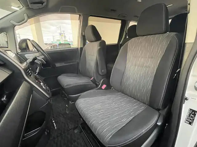 トヨタ ヴォクシー ZS 煌Ⅱ 岐阜県 2012(平24)年 10.8万km ホワイトパールクリスタルシャイン (株)IDOMが運営する【じしゃロン多治見店】の自社ローン専用車両になります。こちらは現金またはオートローンご利用時の価格です。自社ローンご希望の方は別途その旨お申付け下さい。/純正ナビ/（Bluetooth、CD、DVD）/ETC/両側パワースライドドア/MT付AT/ステアリングリモコン/オートライト/ISOFIX