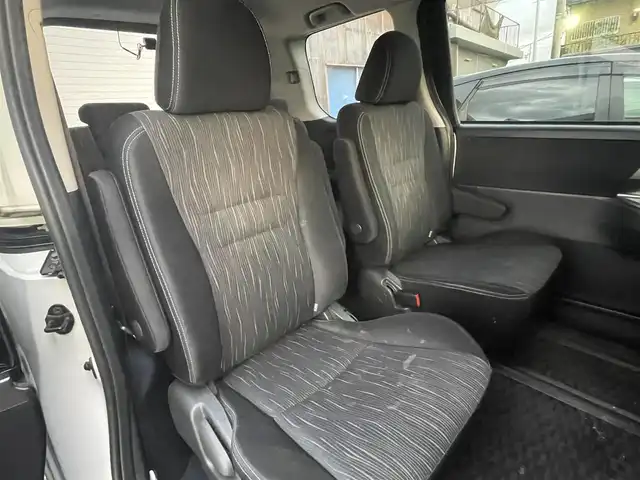 トヨタ ヴォクシー ZS 煌Ⅱ 岐阜県 2012(平24)年 10.8万km ホワイトパールクリスタルシャイン (株)IDOMが運営する【じしゃロン多治見店】の自社ローン専用車両になります。こちらは現金またはオートローンご利用時の価格です。自社ローンご希望の方は別途その旨お申付け下さい。/純正ナビ/（Bluetooth、CD、DVD）/ETC/両側パワースライドドア/MT付AT/ステアリングリモコン/オートライト/ISOFIX
