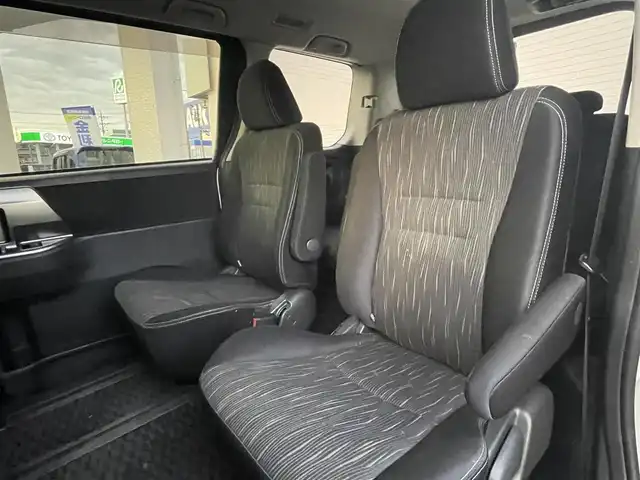 トヨタ ヴォクシー ZS 煌Ⅱ 岐阜県 2012(平24)年 10.8万km ホワイトパールクリスタルシャイン (株)IDOMが運営する【じしゃロン多治見店】の自社ローン専用車両になります。こちらは現金またはオートローンご利用時の価格です。自社ローンご希望の方は別途その旨お申付け下さい。/純正ナビ/（Bluetooth、CD、DVD）/ETC/両側パワースライドドア/MT付AT/ステアリングリモコン/オートライト/ISOFIX