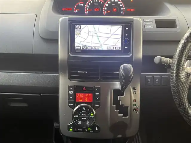 トヨタ ヴォクシー ZS 煌Ⅱ 岐阜県 2012(平24)年 10.8万km ホワイトパールクリスタルシャイン (株)IDOMが運営する【じしゃロン多治見店】の自社ローン専用車両になります。こちらは現金またはオートローンご利用時の価格です。自社ローンご希望の方は別途その旨お申付け下さい。/純正ナビ/（Bluetooth、CD、DVD）/ETC/両側パワースライドドア/MT付AT/ステアリングリモコン/オートライト/ISOFIX