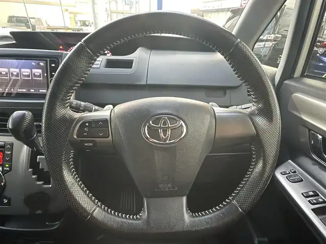 トヨタ ヴォクシー ZS 煌Ⅱ 岐阜県 2012(平24)年 10.8万km ホワイトパールクリスタルシャイン (株)IDOMが運営する【じしゃロン多治見店】の自社ローン専用車両になります。こちらは現金またはオートローンご利用時の価格です。自社ローンご希望の方は別途その旨お申付け下さい。/純正ナビ/（Bluetooth、CD、DVD）/ETC/両側パワースライドドア/MT付AT/ステアリングリモコン/オートライト/ISOFIX