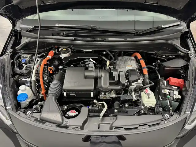 ホンダ フィット e:HEV RS 三重県 2023(令5)年 1.2万km クリスタルブラックパール e:HEV（ハイブリッド）/FF/MTモード付フロアCVT/純正 Honda Connect対応 9インチナビ/（FM/AM/USB/Bluetooth/TV/CarPlay/AndroidAuto）/バックカメラ/ドライブレコーダー 前後/ビルトイン ETC2.0/Honda SENSING/・衝突軽減ブレーキ［CMBS］/・車線維持支援システム［LKAS］/・アダプティブクルーズコントロール［ACC］/・路外逸脱抑制機能/・先行車発進お知らせ機能/・標識認識機能/・踏み間違い衝突軽減システム/・パーキングセンサーシステム（前後）/・オートハイビーム機能/装備/・ハーフレザーシート/・パドルシフト/・オートエアコン/・オートライト/・LEDヘッドライト/・電子パーキングブレーキ/・ブレーキホールド機能/・ステアリングスイッチ/・プッシュスタート/・USBジャック（充電x1＋2、入力x1）/・後席チップアップ機能/・電動格納ドアミラー/・革巻きステアリング（ゴールドステッチ入）/・純正 16inAW/・保/取/ナビ取/・スマートキーx2
