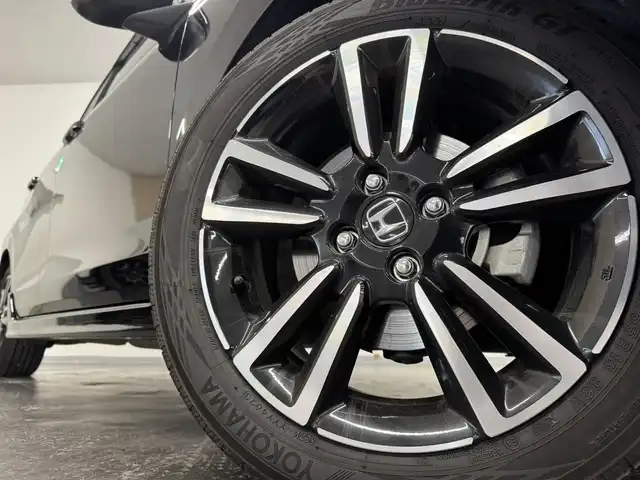 ホンダ フィット e:HEV RS 三重県 2023(令5)年 1.2万km クリスタルブラックパール e:HEV（ハイブリッド）/FF/MTモード付フロアCVT/純正 Honda Connect対応 9インチナビ/（FM/AM/USB/Bluetooth/TV/CarPlay/AndroidAuto）/バックカメラ/ドライブレコーダー 前後/ビルトイン ETC2.0/Honda SENSING/・衝突軽減ブレーキ［CMBS］/・車線維持支援システム［LKAS］/・アダプティブクルーズコントロール［ACC］/・路外逸脱抑制機能/・先行車発進お知らせ機能/・標識認識機能/・踏み間違い衝突軽減システム/・パーキングセンサーシステム（前後）/・オートハイビーム機能/装備/・ハーフレザーシート/・パドルシフト/・オートエアコン/・オートライト/・LEDヘッドライト/・電子パーキングブレーキ/・ブレーキホールド機能/・ステアリングスイッチ/・プッシュスタート/・USBジャック（充電x1＋2、入力x1）/・後席チップアップ機能/・電動格納ドアミラー/・革巻きステアリング（ゴールドステッチ入）/・純正 16inAW/・保/取/ナビ取/・スマートキーx2