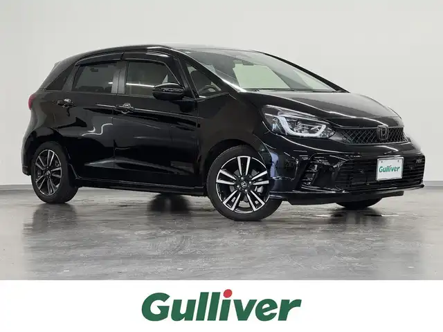 ホンダ フィット e:HEV RS 三重県 2023(令5)年 1.2万km クリスタルブラックパール e:HEV（ハイブリッド）/FF/MTモード付フロアCVT/純正 Honda Connect対応 9インチナビ/（FM/AM/USB/Bluetooth/TV/CarPlay/AndroidAuto）/バックカメラ/ドライブレコーダー 前後/ビルトイン ETC2.0/Honda SENSING/・衝突軽減ブレーキ［CMBS］/・車線維持支援システム［LKAS］/・アダプティブクルーズコントロール［ACC］/・路外逸脱抑制機能/・先行車発進お知らせ機能/・標識認識機能/・踏み間違い衝突軽減システム/・パーキングセンサーシステム（前後）/・オートハイビーム機能/装備/・ハーフレザーシート/・パドルシフト/・オートエアコン/・オートライト/・LEDヘッドライト/・電子パーキングブレーキ/・ブレーキホールド機能/・ステアリングスイッチ/・プッシュスタート/・USBジャック（充電x1＋2、入力x1）/・後席チップアップ機能/・電動格納ドアミラー/・革巻きステアリング（ゴールドステッチ入）/・純正 16inAW/・保/取/ナビ取/・スマートキーx2