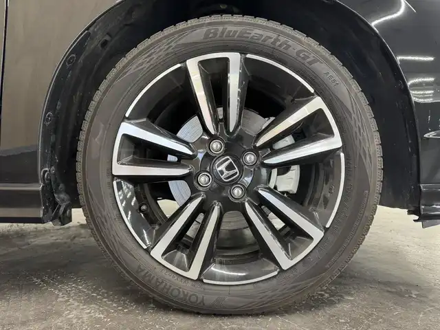 ホンダ フィット e:HEV RS 三重県 2023(令5)年 1.2万km クリスタルブラックパール e:HEV（ハイブリッド）/FF/MTモード付フロアCVT/純正 Honda Connect対応 9インチナビ/（FM/AM/USB/Bluetooth/TV/CarPlay/AndroidAuto）/バックカメラ/ドライブレコーダー 前後/ビルトイン ETC2.0/Honda SENSING/・衝突軽減ブレーキ［CMBS］/・車線維持支援システム［LKAS］/・アダプティブクルーズコントロール［ACC］/・路外逸脱抑制機能/・先行車発進お知らせ機能/・標識認識機能/・踏み間違い衝突軽減システム/・パーキングセンサーシステム（前後）/・オートハイビーム機能/装備/・ハーフレザーシート/・パドルシフト/・オートエアコン/・オートライト/・LEDヘッドライト/・電子パーキングブレーキ/・ブレーキホールド機能/・ステアリングスイッチ/・プッシュスタート/・USBジャック（充電x1＋2、入力x1）/・後席チップアップ機能/・電動格納ドアミラー/・革巻きステアリング（ゴールドステッチ入）/・純正 16inAW/・保/取/ナビ取/・スマートキーx2