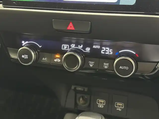 ホンダ フィット e:HEV RS 三重県 2023(令5)年 1.2万km クリスタルブラックパール e:HEV（ハイブリッド）/FF/MTモード付フロアCVT/純正 Honda Connect対応 9インチナビ/（FM/AM/USB/Bluetooth/TV/CarPlay/AndroidAuto）/バックカメラ/ドライブレコーダー 前後/ビルトイン ETC2.0/Honda SENSING/・衝突軽減ブレーキ［CMBS］/・車線維持支援システム［LKAS］/・アダプティブクルーズコントロール［ACC］/・路外逸脱抑制機能/・先行車発進お知らせ機能/・標識認識機能/・踏み間違い衝突軽減システム/・パーキングセンサーシステム（前後）/・オートハイビーム機能/装備/・ハーフレザーシート/・パドルシフト/・オートエアコン/・オートライト/・LEDヘッドライト/・電子パーキングブレーキ/・ブレーキホールド機能/・ステアリングスイッチ/・プッシュスタート/・USBジャック（充電x1＋2、入力x1）/・後席チップアップ機能/・電動格納ドアミラー/・革巻きステアリング（ゴールドステッチ入）/・純正 16inAW/・保/取/ナビ取/・スマートキーx2