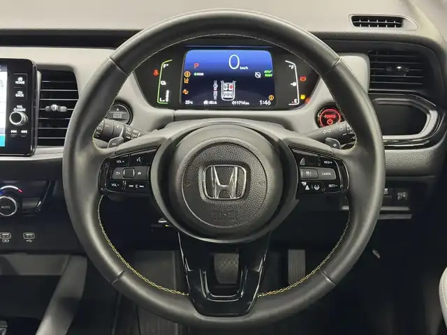 ホンダ フィット e:HEV RS 三重県 2023(令5)年 1.2万km クリスタルブラックパール e:HEV（ハイブリッド）/FF/MTモード付フロアCVT/純正 Honda Connect対応 9インチナビ/（FM/AM/USB/Bluetooth/TV/CarPlay/AndroidAuto）/バックカメラ/ドライブレコーダー 前後/ビルトイン ETC2.0/Honda SENSING/・衝突軽減ブレーキ［CMBS］/・車線維持支援システム［LKAS］/・アダプティブクルーズコントロール［ACC］/・路外逸脱抑制機能/・先行車発進お知らせ機能/・標識認識機能/・踏み間違い衝突軽減システム/・パーキングセンサーシステム（前後）/・オートハイビーム機能/装備/・ハーフレザーシート/・パドルシフト/・オートエアコン/・オートライト/・LEDヘッドライト/・電子パーキングブレーキ/・ブレーキホールド機能/・ステアリングスイッチ/・プッシュスタート/・USBジャック（充電x1＋2、入力x1）/・後席チップアップ機能/・電動格納ドアミラー/・革巻きステアリング（ゴールドステッチ入）/・純正 16inAW/・保/取/ナビ取/・スマートキーx2