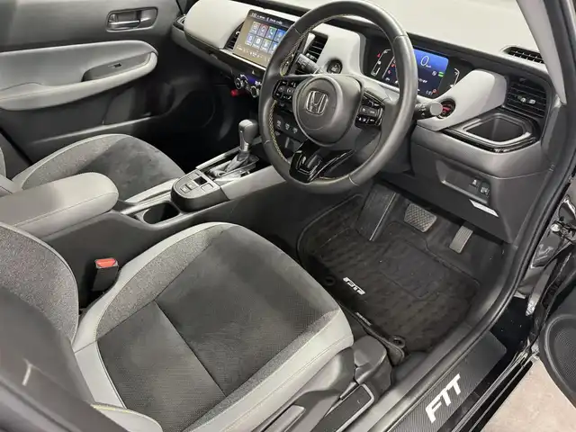 ホンダ フィット e:HEV RS 三重県 2023(令5)年 1.2万km クリスタルブラックパール e:HEV（ハイブリッド）/FF/MTモード付フロアCVT/純正 Honda Connect対応 9インチナビ/（FM/AM/USB/Bluetooth/TV/CarPlay/AndroidAuto）/バックカメラ/ドライブレコーダー 前後/ビルトイン ETC2.0/Honda SENSING/・衝突軽減ブレーキ［CMBS］/・車線維持支援システム［LKAS］/・アダプティブクルーズコントロール［ACC］/・路外逸脱抑制機能/・先行車発進お知らせ機能/・標識認識機能/・踏み間違い衝突軽減システム/・パーキングセンサーシステム（前後）/・オートハイビーム機能/装備/・ハーフレザーシート/・パドルシフト/・オートエアコン/・オートライト/・LEDヘッドライト/・電子パーキングブレーキ/・ブレーキホールド機能/・ステアリングスイッチ/・プッシュスタート/・USBジャック（充電x1＋2、入力x1）/・後席チップアップ機能/・電動格納ドアミラー/・革巻きステアリング（ゴールドステッチ入）/・純正 16inAW/・保/取/ナビ取/・スマートキーx2