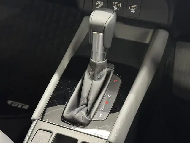 ホンダ フィット e:HEV RS 三重県 2023(令5)年 1.2万km クリスタルブラックパール e:HEV（ハイブリッド）/FF/MTモード付フロアCVT/純正 Honda Connect対応 9インチナビ/（FM/AM/USB/Bluetooth/TV/CarPlay/AndroidAuto）/バックカメラ/ドライブレコーダー 前後/ビルトイン ETC2.0/Honda SENSING/・衝突軽減ブレーキ［CMBS］/・車線維持支援システム［LKAS］/・アダプティブクルーズコントロール［ACC］/・路外逸脱抑制機能/・先行車発進お知らせ機能/・標識認識機能/・踏み間違い衝突軽減システム/・パーキングセンサーシステム（前後）/・オートハイビーム機能/装備/・ハーフレザーシート/・パドルシフト/・オートエアコン/・オートライト/・LEDヘッドライト/・電子パーキングブレーキ/・ブレーキホールド機能/・ステアリングスイッチ/・プッシュスタート/・USBジャック（充電x1＋2、入力x1）/・後席チップアップ機能/・電動格納ドアミラー/・革巻きステアリング（ゴールドステッチ入）/・純正 16inAW/・保/取/ナビ取/・スマートキーx2
