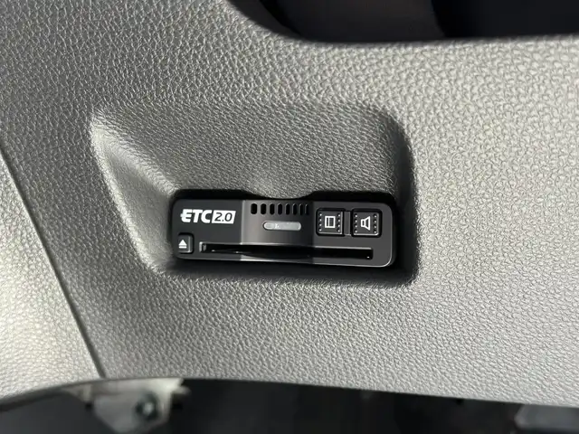 ホンダ フィット e:HEV RS 三重県 2023(令5)年 1.2万km クリスタルブラックパール e:HEV（ハイブリッド）/FF/MTモード付フロアCVT/純正 Honda Connect対応 9インチナビ/（FM/AM/USB/Bluetooth/TV/CarPlay/AndroidAuto）/バックカメラ/ドライブレコーダー 前後/ビルトイン ETC2.0/Honda SENSING/・衝突軽減ブレーキ［CMBS］/・車線維持支援システム［LKAS］/・アダプティブクルーズコントロール［ACC］/・路外逸脱抑制機能/・先行車発進お知らせ機能/・標識認識機能/・踏み間違い衝突軽減システム/・パーキングセンサーシステム（前後）/・オートハイビーム機能/装備/・ハーフレザーシート/・パドルシフト/・オートエアコン/・オートライト/・LEDヘッドライト/・電子パーキングブレーキ/・ブレーキホールド機能/・ステアリングスイッチ/・プッシュスタート/・USBジャック（充電x1＋2、入力x1）/・後席チップアップ機能/・電動格納ドアミラー/・革巻きステアリング（ゴールドステッチ入）/・純正 16inAW/・保/取/ナビ取/・スマートキーx2