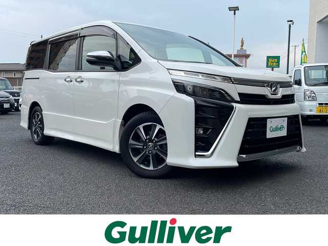 トヨタ ヴォクシー ZS 煌Ⅱ 山形県 2019(令1)年 5.8万km ホワイトパールクリスタルシャイン ・純正9インチナビ/フルセグ/CD/DVD/Bluetooth/・T-connect対応/・バックカメラ/・ビルトインETC/・MTモード付きAT/・プリクラッシュセーフティ/・レーンキープアシスト/・パーキングサポートブレーキ/・前後クリアランスソナー/・オートマチックハイビーム/・LEDヘッドランプ/・先行車発進告知/・ワンタッチパワースライドドア/・TYPE-A充電2口/・純正マット/・純正AW/・社外AW＋スタッドレスタイヤ車載/・スペアキー1本/・保証書/・取扱説明書
