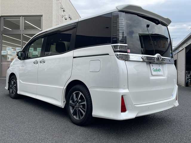 トヨタ ヴォクシー ZS 煌Ⅱ 山形県 2019(令1)年 5.8万km ホワイトパールクリスタルシャイン ・純正9インチナビ/フルセグ/CD/DVD/Bluetooth/・T-connect対応/・バックカメラ/・ビルトインETC/・MTモード付きAT/・プリクラッシュセーフティ/・レーンキープアシスト/・パーキングサポートブレーキ/・前後クリアランスソナー/・オートマチックハイビーム/・LEDヘッドランプ/・先行車発進告知/・ワンタッチパワースライドドア/・TYPE-A充電2口/・純正マット/・純正AW/・社外AW＋スタッドレスタイヤ車載/・スペアキー1本/・保証書/・取扱説明書