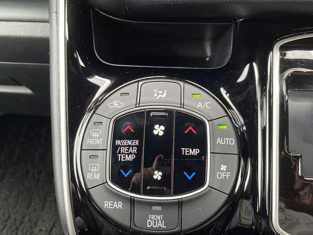 トヨタ ヴォクシー ZS 煌Ⅱ 山形県 2019(令1)年 5.8万km ホワイトパールクリスタルシャイン ・純正9インチナビ/フルセグ/CD/DVD/Bluetooth/・T-connect対応/・バックカメラ/・ビルトインETC/・MTモード付きAT/・プリクラッシュセーフティ/・レーンキープアシスト/・パーキングサポートブレーキ/・前後クリアランスソナー/・オートマチックハイビーム/・LEDヘッドランプ/・先行車発進告知/・ワンタッチパワースライドドア/・TYPE-A充電2口/・純正マット/・純正AW/・社外AW＋スタッドレスタイヤ車載/・スペアキー1本/・保証書/・取扱説明書
