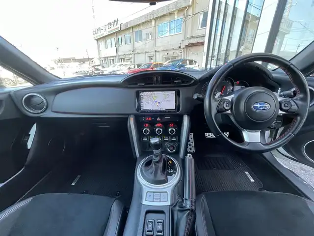 スバル ＢＲＺ S 佐賀県 2016(平28)年 6.4万km クリスタルホワイトP 純正SDナビ/・バックカメラ/・フルセグTV/BT/CD/DVD/クルーズコントロール/リアスポイラー/純正17インチAW/ハーフレザーシート/シートヒーター/LEDヘッドライト/オートライト/MTモード付AT/パドルシフト/プッシュスタート/スペアキー×１/取扱説明書/保証書