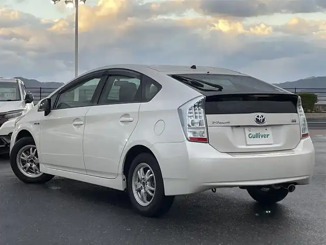 トヨタ プリウス S　LEDエディション 島根県 2011(平23)年 12.1万km ホワイトパールクリスタルシャイン 登録時走行距離121/535km/取扱説明書/保証書/純正ナビ/・フルセグＴＶ/ＤＶＤ/Ｂｌｕｅｔｏｏｔｈ/HDD/プッシュスタート/ステアリングスイッチ/ビルトインＥＴＣ/バックカメラ/ヘッドライトウォッシャー　/LEDライト/フォグランプ/純正マット/ドアバイザー