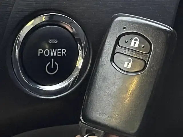 トヨタ プリウス S　LEDエディション 島根県 2011(平23)年 12.1万km ホワイトパールクリスタルシャイン 登録時走行距離121/535km/取扱説明書/保証書/純正ナビ/・フルセグＴＶ/ＤＶＤ/Ｂｌｕｅｔｏｏｔｈ/HDD/プッシュスタート/ステアリングスイッチ/ビルトインＥＴＣ/バックカメラ/ヘッドライトウォッシャー　/LEDライト/フォグランプ/純正マット/ドアバイザー