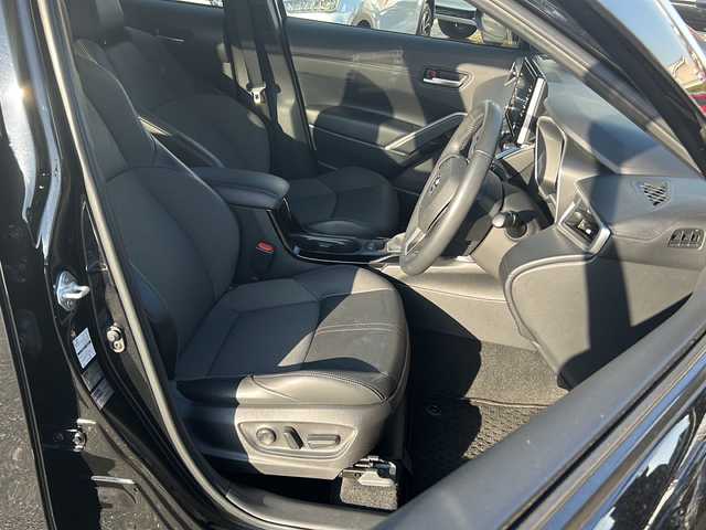 トヨタ カローラ クロス ハイブリッド Z 佐賀県 2022(令4)年 4.4万km アティチュードブラックマイカ エンジンスタートボタン/保証書/取扱説明書/記録簿/スマートキー/スペアキー有/追従走行付きクルーズコントロール/Bluetooth接続/USB入力端子/ビルトインETC/バックカメラ/TV/純正ナビ/電動リアゲート/前後ドライブレコーダー/運転席パワーシート/前席シートヒーター/純正フロアマット/ルーフレール/ABS/横滑り防止装置/前後コーナーセンサー/レーンキープアシスト/盗難防止装置/オートライト/オートマチックハイビーム/LEDライト/衝突被害軽減システム/ステアリングスイッチ/パーキングサポートブレーキ/道路標識認識アシスト機能/ブレーキホールド