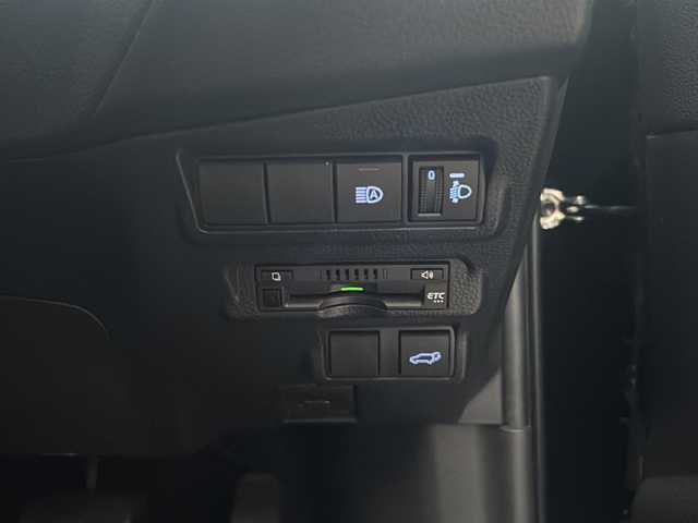 トヨタ カローラ クロス ハイブリッド Z 佐賀県 2022(令4)年 4.4万km アティチュードブラックマイカ エンジンスタートボタン/保証書/取扱説明書/記録簿/スマートキー/スペアキー有/追従走行付きクルーズコントロール/Bluetooth接続/USB入力端子/ビルトインETC/バックカメラ/TV/純正ナビ/電動リアゲート/前後ドライブレコーダー/運転席パワーシート/前席シートヒーター/純正フロアマット/ルーフレール/ABS/横滑り防止装置/前後コーナーセンサー/レーンキープアシスト/盗難防止装置/オートライト/オートマチックハイビーム/LEDライト/衝突被害軽減システム/ステアリングスイッチ/パーキングサポートブレーキ/道路標識認識アシスト機能/ブレーキホールド