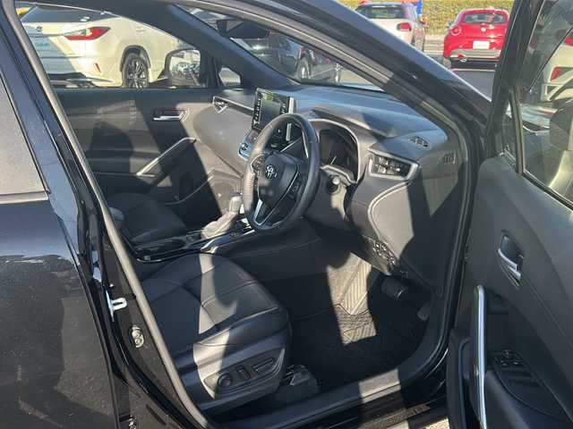 トヨタ カローラ クロス ハイブリッド Z 佐賀県 2022(令4)年 4.4万km アティチュードブラックマイカ エンジンスタートボタン/保証書/取扱説明書/記録簿/スマートキー/スペアキー有/追従走行付きクルーズコントロール/Bluetooth接続/USB入力端子/ビルトインETC/バックカメラ/TV/純正ナビ/電動リアゲート/前後ドライブレコーダー/運転席パワーシート/前席シートヒーター/純正フロアマット/ルーフレール/ABS/横滑り防止装置/前後コーナーセンサー/レーンキープアシスト/盗難防止装置/オートライト/オートマチックハイビーム/LEDライト/衝突被害軽減システム/ステアリングスイッチ/パーキングサポートブレーキ/道路標識認識アシスト機能/ブレーキホールド