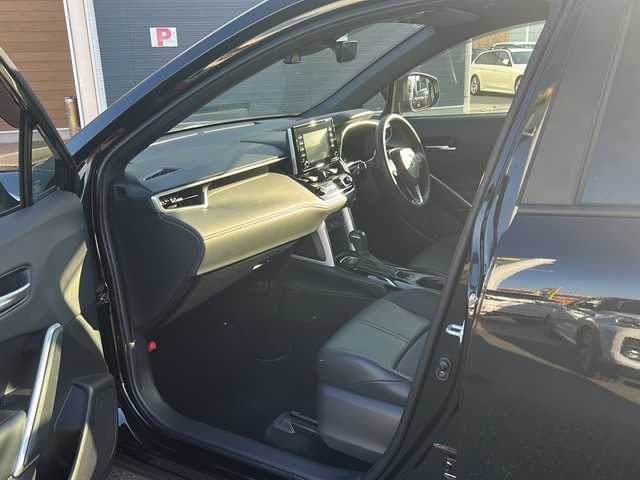 トヨタ カローラ クロス ハイブリッド Z 佐賀県 2022(令4)年 4.4万km アティチュードブラックマイカ エンジンスタートボタン/保証書/取扱説明書/記録簿/スマートキー/スペアキー有/追従走行付きクルーズコントロール/Bluetooth接続/USB入力端子/ビルトインETC/バックカメラ/TV/純正ナビ/電動リアゲート/前後ドライブレコーダー/運転席パワーシート/前席シートヒーター/純正フロアマット/ルーフレール/ABS/横滑り防止装置/前後コーナーセンサー/レーンキープアシスト/盗難防止装置/オートライト/オートマチックハイビーム/LEDライト/衝突被害軽減システム/ステアリングスイッチ/パーキングサポートブレーキ/道路標識認識アシスト機能/ブレーキホールド