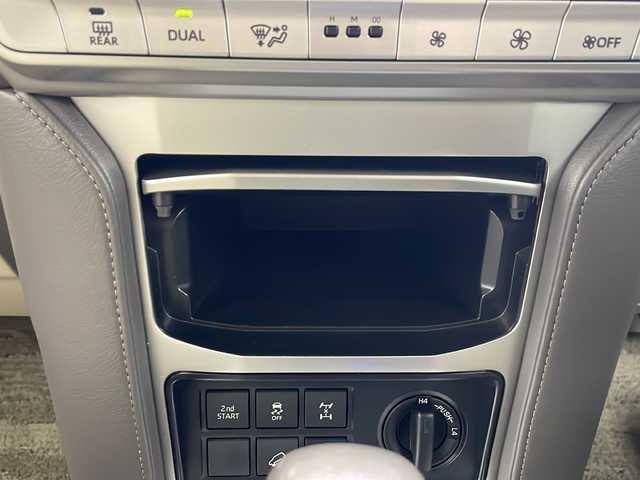 トヨタ ランドクルーザー プラド TX Lパッケージ 秋田県 2018(平30)年 2.8万km ホワイトパールクリスタルシャイン ４WD/純正ナビ【AM/FM/BT/CD/DVD】 /バックカメラ /フルセグTV/ETC2.0/ フロントモデリスタエアロ /サンルーフ /前席パワーシート /衝突被害軽減システム /フロントワイパーデアイサー /横滑り防止装置 /レーンキープアシスト/ヒルディセントコントロール/ダウンヒルアシストコントロール/スマートキー /プッシュスタート/オートエアコン/クリアランスソナー/クルーズコントロール/オートライト/ステアリングリモコン/電格ミラー/革巻きステアリング/ウィンカーミラー/純正フロアマット/ルーフレール/コーナーセンサー/フォグライト/保証書/取り扱い説明書