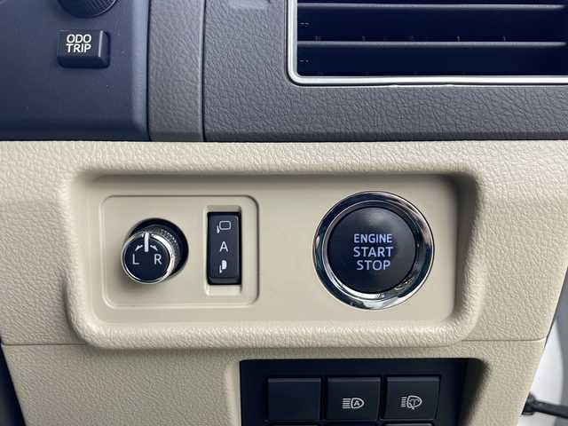 トヨタ ランドクルーザー プラド TX Lパッケージ 秋田県 2018(平30)年 2.8万km ホワイトパールクリスタルシャイン ４WD/純正ナビ【AM/FM/BT/CD/DVD】 /バックカメラ /フルセグTV/ETC2.0/ フロントモデリスタエアロ /サンルーフ /前席パワーシート /衝突被害軽減システム /フロントワイパーデアイサー /横滑り防止装置 /レーンキープアシスト/ヒルディセントコントロール/ダウンヒルアシストコントロール/スマートキー /プッシュスタート/オートエアコン/クリアランスソナー/クルーズコントロール/オートライト/ステアリングリモコン/電格ミラー/革巻きステアリング/ウィンカーミラー/純正フロアマット/ルーフレール/コーナーセンサー/フォグライト/保証書/取り扱い説明書