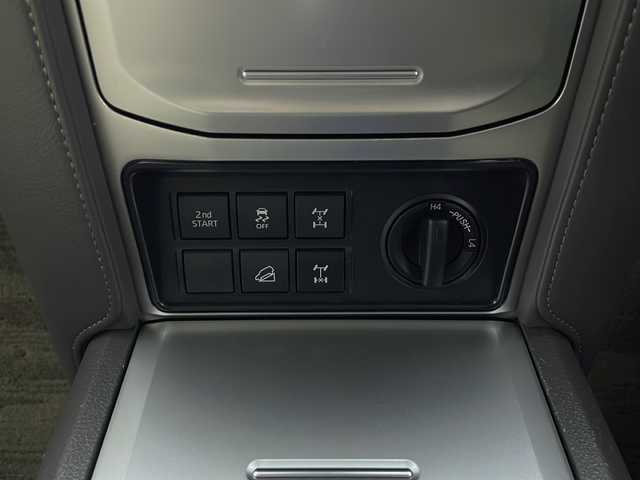 トヨタ ランドクルーザー プラド TX Lパッケージ 秋田県 2018(平30)年 2.8万km ホワイトパールクリスタルシャイン ４WD/純正ナビ【AM/FM/BT/CD/DVD】 /バックカメラ /フルセグTV/ETC2.0/ フロントモデリスタエアロ /サンルーフ /前席パワーシート /衝突被害軽減システム /フロントワイパーデアイサー /横滑り防止装置 /レーンキープアシスト/ヒルディセントコントロール/ダウンヒルアシストコントロール/スマートキー /プッシュスタート/オートエアコン/クリアランスソナー/クルーズコントロール/オートライト/ステアリングリモコン/電格ミラー/革巻きステアリング/ウィンカーミラー/純正フロアマット/ルーフレール/コーナーセンサー/フォグライト/保証書/取り扱い説明書