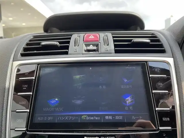 スバル レヴォーグ 1．6GTアイサイト スマートED 新潟県 2017(平29)年 10.9万km クリスタルホワイトP (株)IDOMが運営する【じしゃロン新潟店】の自社ローン対象車両になります。/こちらは現金ご利用時の価格です。自社ローンご希望の方は別途その旨お申付け下さい。/プッシュスタート/スマートキー/スペアキー１本付き/純正ナビ/Bluetooth接続可能/CD、DVD、AM、FM視聴可能/フルセグテレビ(走行時視聴可能)/バックカメラ/ETC/パワーシート(D席)/レーダークルーズコントロール/純正AW/純正LEDヘッドランプ/ウインカーミラー/本革巻きステアリング