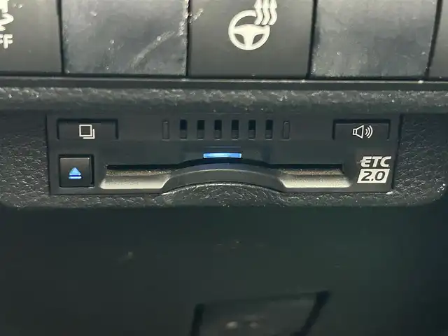 トヨタ カローラツーリング ハイブリッド ダブルバイビー 島根県 2021(令3)年 7万km ホワイトパールクリスタルシャイン 登録時走行距離　69594km/純正ナビ/Bluetooth/バックカメラ/レーダークルーズコントロール/電動パーキング/電動格納ミラー/コーナーセンサー/オートハイビーム/シートヒーター（DN席）/ステアリングヒーター/ステアリングスイッチ/スマートキー/スペアキー/レーントレーシングアシスト/プリクラッシュセーフティシステム/パーキングサポートブレーキ/ロードサインアシスト/純正フロアマット/ビルドインETC2.0/ドライブレコーダー前後/純正アルミ１７インチ