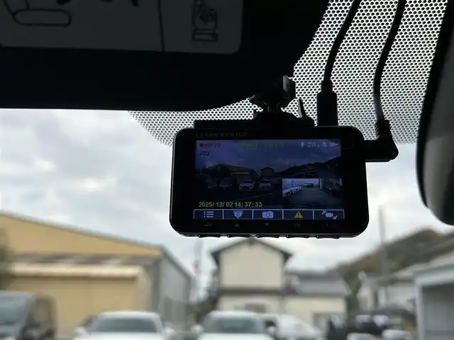 トヨタ カローラツーリング ハイブリッド ダブルバイビー 島根県 2021(令3)年 7万km ホワイトパールクリスタルシャイン 登録時走行距離　69594km/純正ナビ/Bluetooth/バックカメラ/レーダークルーズコントロール/電動パーキング/電動格納ミラー/コーナーセンサー/オートハイビーム/シートヒーター（DN席）/ステアリングヒーター/ステアリングスイッチ/スマートキー/スペアキー/レーントレーシングアシスト/プリクラッシュセーフティシステム/パーキングサポートブレーキ/ロードサインアシスト/純正フロアマット/ビルドインETC2.0/ドライブレコーダー前後/純正アルミ１７インチ