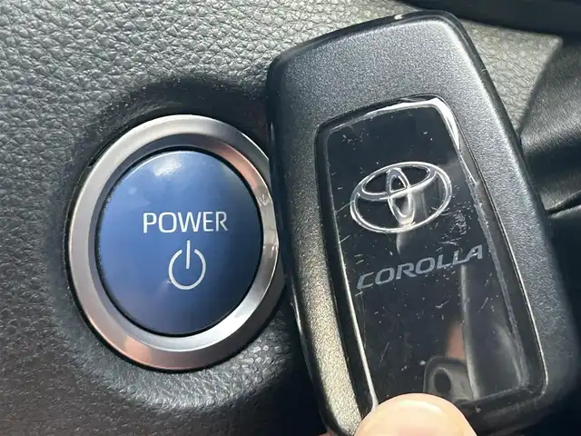 トヨタ カローラツーリング ハイブリッド ダブルバイビー 島根県 2021(令3)年 7万km ホワイトパールクリスタルシャイン 登録時走行距離　69594km/純正ナビ/Bluetooth/バックカメラ/レーダークルーズコントロール/電動パーキング/電動格納ミラー/コーナーセンサー/オートハイビーム/シートヒーター（DN席）/ステアリングヒーター/ステアリングスイッチ/スマートキー/スペアキー/レーントレーシングアシスト/プリクラッシュセーフティシステム/パーキングサポートブレーキ/ロードサインアシスト/純正フロアマット/ビルドインETC2.0/ドライブレコーダー前後/純正アルミ１７インチ