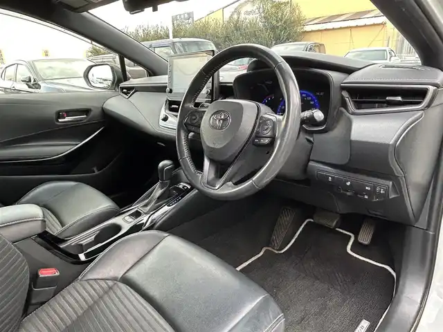 トヨタ カローラツーリング ハイブリッド ダブルバイビー 島根県 2021(令3)年 7万km ホワイトパールクリスタルシャイン 登録時走行距離　69594km/純正ナビ/Bluetooth/バックカメラ/レーダークルーズコントロール/電動パーキング/電動格納ミラー/コーナーセンサー/オートハイビーム/シートヒーター（DN席）/ステアリングヒーター/ステアリングスイッチ/スマートキー/スペアキー/レーントレーシングアシスト/プリクラッシュセーフティシステム/パーキングサポートブレーキ/ロードサインアシスト/純正フロアマット/ビルドインETC2.0/ドライブレコーダー前後/純正アルミ１７インチ