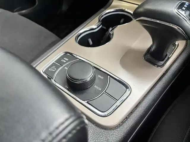 クライスラー・ジープ ジープ グランドチェロキー ラレード 京都府 2015(平27)年 7.2万km 白 純正メモリーナビ、地デジ、Bluetooth/バックカメラ/パドルシフト/前席パワーシート/USB端子、AUX端子/オートライト/ディスチャージ/クルーズコントロール/ETC/ドライブレコーダー