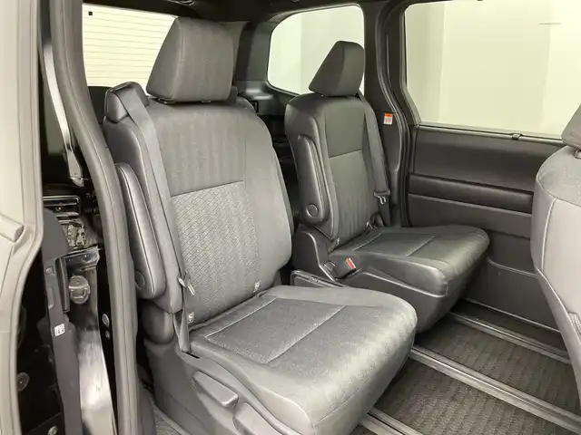 トヨタ ヴォクシー S－G 三重県 2022(令4)年 4.8万km アティチュードブラックマイカ 禁煙車/純正８型ディスプレイオーディオ/ナビ付/BT/USB/スマホ連動/両側パワースライドドア（ハンズフリー）/シートヒーター/ナノイーエアコン/クリアランスソナー/レーダークルーズコントロール/バックカメラ/オートハイビーム/電動パーキングブレーキ/オートホールド/純正LEDライト/取説・保証書