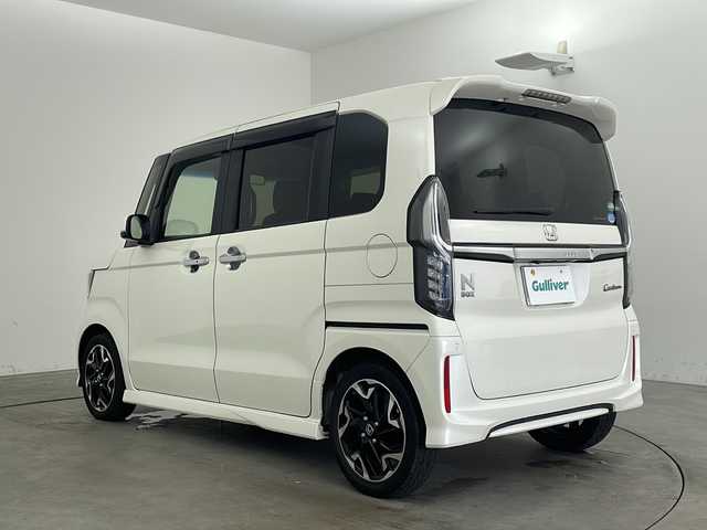 ホンダ Ｎ ＢＯＸ カスタム G L ターボ ホンダセンシング 兵庫県 2017(平29)年 5.5万km プレミアムホワイトパールⅡ ・ワンオーナー車/・Honda SENSING/・衝突軽減ブレーキ/・前後誤発進抑制機能/・歩行者事故低減ステアリング/・路外逸脱抑制機能/・アダプティブ・クルーズ・コントロール/・車線維持支援システム/・オートハイビーム/・先行車発進お知らせ機能/・標識認識機能/・ナビ装着用スペシャルパッケージ/・ビルトインETC車載器/・純正8インチSDナビ/CD/DVD/SD/フルセグ/BT/・バックカメラ/・両側パワースライドドア/・パドルシフト/・ハーフレザーシート/・9灯式フルLEDヘッドライト(マルチリフレクタータイプ)/・LEDフォグライト＋クロームメッキフォグライトガーニッシュ/・シーケンシャルターンシグナルランプ/・チップアップ＆ダイブダウン機構付スライドリアシート/・360°スーパーUV・IRカットパッケージ/・オートリトラミラー/・プラズマクラスター技術搭載フルオート・エアコンディショナー/・前席用i-サイドエアバッグシステム＋サイドカーテンエアバッグシステム(前席/後席対応)/・純正15インチアルミホイール/・プッシュスタート/・スマートキー/・ステアリングスイッチ