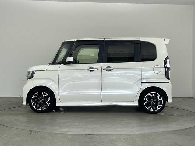 ホンダ Ｎ ＢＯＸ カスタム G L ターボ ホンダセンシング 兵庫県 2017(平29)年 5.5万km プレミアムホワイトパールⅡ ・ワンオーナー車/・Honda SENSING/・衝突軽減ブレーキ/・前後誤発進抑制機能/・歩行者事故低減ステアリング/・路外逸脱抑制機能/・アダプティブ・クルーズ・コントロール/・車線維持支援システム/・オートハイビーム/・先行車発進お知らせ機能/・標識認識機能/・ナビ装着用スペシャルパッケージ/・ビルトインETC車載器/・純正8インチSDナビ/CD/DVD/SD/フルセグ/BT/・バックカメラ/・両側パワースライドドア/・パドルシフト/・ハーフレザーシート/・9灯式フルLEDヘッドライト(マルチリフレクタータイプ)/・LEDフォグライト＋クロームメッキフォグライトガーニッシュ/・シーケンシャルターンシグナルランプ/・チップアップ＆ダイブダウン機構付スライドリアシート/・360°スーパーUV・IRカットパッケージ/・オートリトラミラー/・プラズマクラスター技術搭載フルオート・エアコンディショナー/・前席用i-サイドエアバッグシステム＋サイドカーテンエアバッグシステム(前席/後席対応)/・純正15インチアルミホイール/・プッシュスタート/・スマートキー/・ステアリングスイッチ