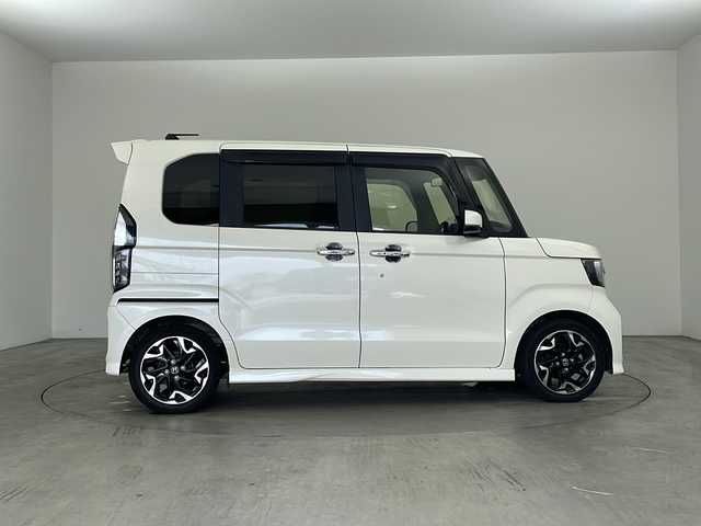 ホンダ Ｎ ＢＯＸ カスタム G L ターボ ホンダセンシング 兵庫県 2017(平29)年 5.5万km プレミアムホワイトパールⅡ ・ワンオーナー車/・Honda SENSING/・衝突軽減ブレーキ/・前後誤発進抑制機能/・歩行者事故低減ステアリング/・路外逸脱抑制機能/・アダプティブ・クルーズ・コントロール/・車線維持支援システム/・オートハイビーム/・先行車発進お知らせ機能/・標識認識機能/・ナビ装着用スペシャルパッケージ/・ビルトインETC車載器/・純正8インチSDナビ/CD/DVD/SD/フルセグ/BT/・バックカメラ/・両側パワースライドドア/・パドルシフト/・ハーフレザーシート/・9灯式フルLEDヘッドライト(マルチリフレクタータイプ)/・LEDフォグライト＋クロームメッキフォグライトガーニッシュ/・シーケンシャルターンシグナルランプ/・チップアップ＆ダイブダウン機構付スライドリアシート/・360°スーパーUV・IRカットパッケージ/・オートリトラミラー/・プラズマクラスター技術搭載フルオート・エアコンディショナー/・前席用i-サイドエアバッグシステム＋サイドカーテンエアバッグシステム(前席/後席対応)/・純正15インチアルミホイール/・プッシュスタート/・スマートキー/・ステアリングスイッチ